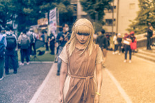“日本橋から歩いてきた”始祖ユミルの造形美がガチすぎる!40歳オーバーのコスプレ初心者って嘘でしょ?【8枚】 画像