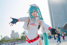 【コスプレ】神デザインと謳われる、“レーシングミク 2023”を美女が徹底再現!注目レイヤー・猫宮ハルナ 画像